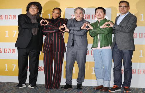 揭秘杨子黄圣依签约蜂群文化留几手老板的商业关系