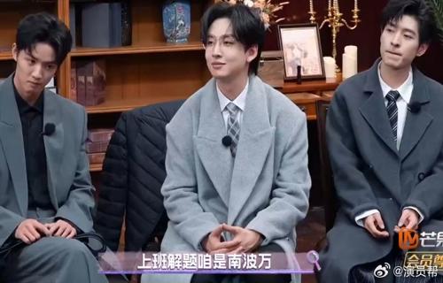 以其优雅的姿态和美丽的颜色而闻名它们漂浮在水面上仿佛是大自然的艺术品为海洋增添了一份神秘与美丽 坦克