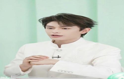 钉钉飞书开放平台是一个为企业提供一站式开发服务的平台它不仅提供了丰富的API接口还提供了强大的后台支